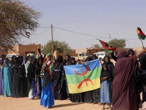 Manifestation de femmes Touarègues à Kidal avec des drapeaux de l'Azawad et un drapeau amazigh. Les Touaregs font partie de la fabuleuse civilisation berbère qui, malgré toutes les vicissitudes de l'Histoire, a survécu aux plus grands conquérants qu'à connu l'histoire de l'humanité. (PH/DR)