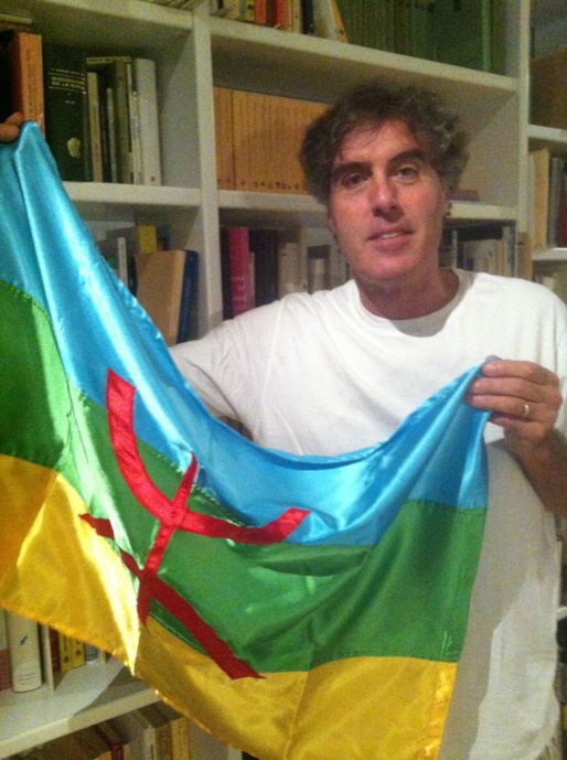 Ramon Sargatal, ici avec un drapeau amazigh. PH/HA