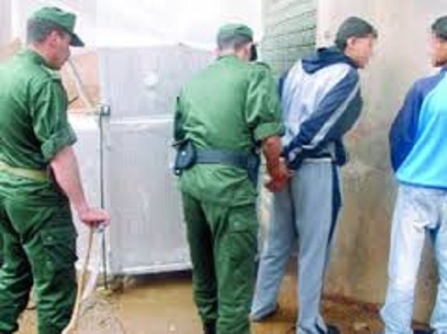 At Leqsar : Rassemblement de soutien aux détenus devant le siège de la wilaya