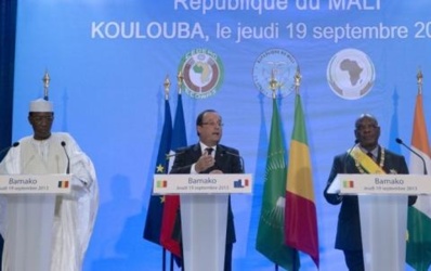 Le président François Hollande avec Idriss Deby, dont on connait fort bien toutes les qualités démocratiques, et IBK au palais présidentiel de Koulouba, à où ont lieu les bataille des "bérets" et les accointances avec les caïds du narcotrafic du temps d'ATT. (PH/DR)