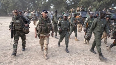 Des soldats français de la Serval avec des militaires maliens (PH/DR/Archives)