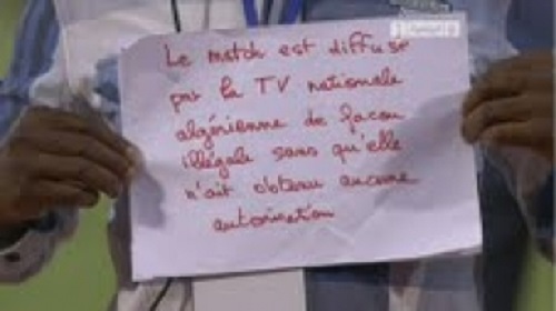 Pancarte dénonçant le piratage par la télévision algérienne. PH/DR