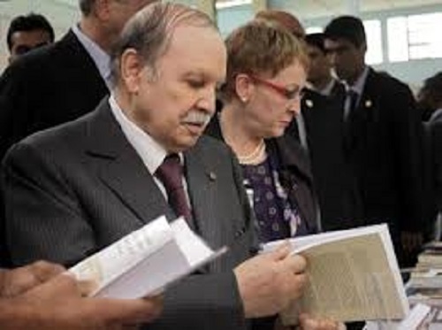 Bouteflika avec son ministre de la Culture, khalida Toumi. PH/Dr