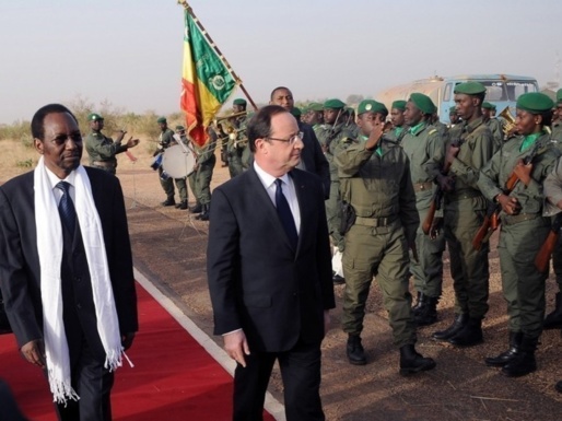 François Hollande avec le président intérimaire, Dioncounda, issu du putsch de Sanogo et  les bérets verts ; autrement dit, les assassins des bérets rouges (PH/DR)