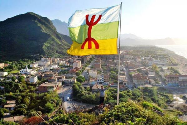 Un immense drapeau amazigh déployé par un militant du MAK pour flotter sur les hauteur de la Kabylie de la Soummam (PH/DR)
