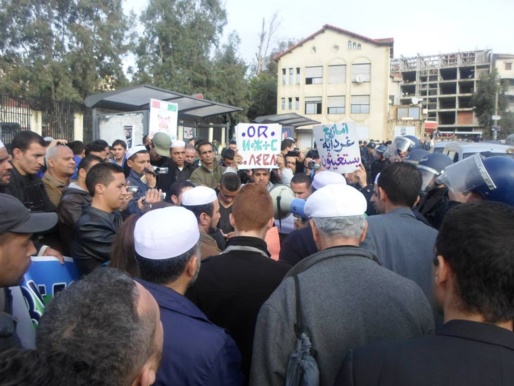 Les mozabites en force en Kabylie pour Yanneyer. La solidarité entre les peuples amazighs d'Algérie est une réalité qui fait peur au régime raciste.