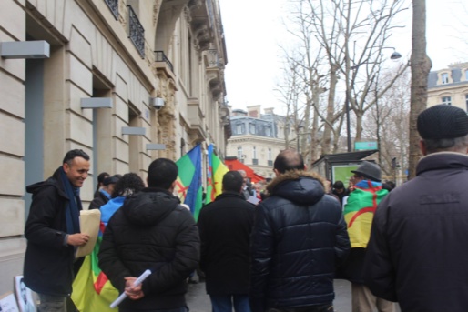 Collectif des Amazighs en France : le racisme de l’Etat algérien envers les mozabites dénoncé devant l’ambassade d’Algérie à Paris