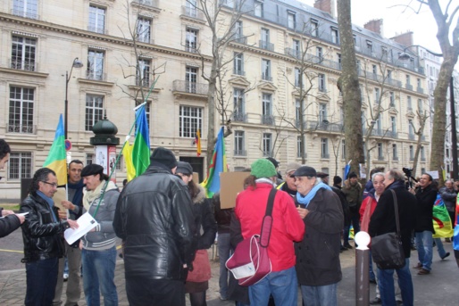 Collectif des Amazighs en France : le racisme de l’Etat algérien envers les mozabites dénoncé devant l’ambassade d’Algérie à Paris