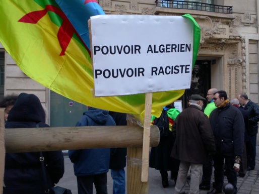 Collectif des Amazighs en France : le racisme de l’Etat algérien envers les mozabites dénoncé devant l’ambassade d’Algérie à Paris