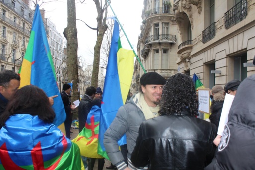 Collectif des Amazighs en France : le racisme de l’Etat algérien envers les mozabites dénoncé devant l’ambassade d’Algérie à Paris