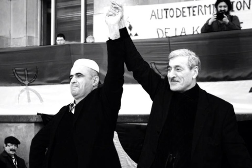 Ferhat Mehenni et Kameleddine Fekhar, lors de la double commémoration du Printemps Amazigh et du Printemps Noir, le 20 avril 2014 au Trocadéro (PH/DR)
