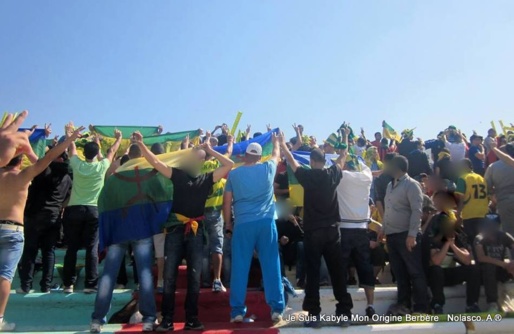 Vidéos des supporters kabyles de la JSK tournant le dos à l'hymne algérien