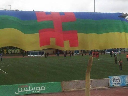 Match MOB-JSK: un immense drapeau amazigh déployé