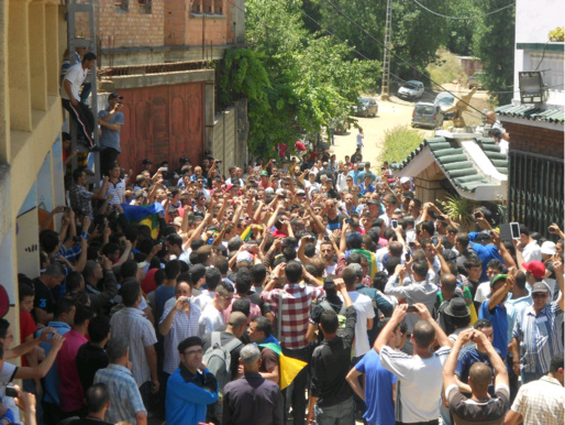 Vidéo: Ould Ali Lhadi pris à partie par les kabyles à Tawrirt Moussa sur la tombe de Matoub Lounès