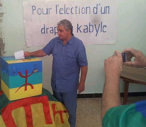 Munie de la procuration, le président  du MAK dépose dans l'urne le bulletin de vote de son vieux père de 93 ans qui ne pouvait pas faire le déplacement (PH/DR)