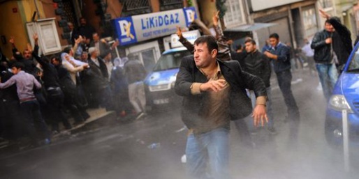 Des manifestants kurdes affrontent les forces turques à Diyarbakir, hier 7 octobre ( Ph/AFP) Des manifestants kurdes affrontent les forces turques à Diyarbakir, hier 7 octobre ( Ph/AFP)