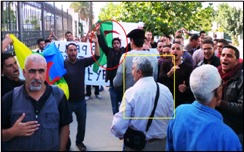 Au fond un militant du RCD avec le drapeau algérien. De dos, le président du MAK (PH/DR)