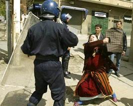 même Les vieille femmes kabyles s'opposent à la police algérienne ( PH/DR)