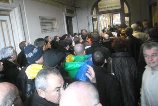 La foule kabyle en procession pour un dernier hommage à Mustapha Ourrad La foule kabyle en procession pour un dernier hommage à Mustapha Ourrad