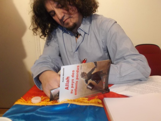 Karim Akouche dédicaçant son livre "Allah au pays des enfants perdus" (PH/DR) Karim Akouche dédicaçant son livre "Allah au pays des enfants perdus" (PH/DR)