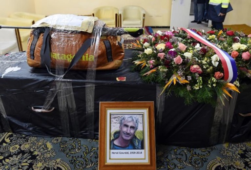 Le cercueil de Hervé Gourdel, le 26 janvier 2015, peu avant son départ d'Algérie pour la France - (Farouk Batiche/AFP)