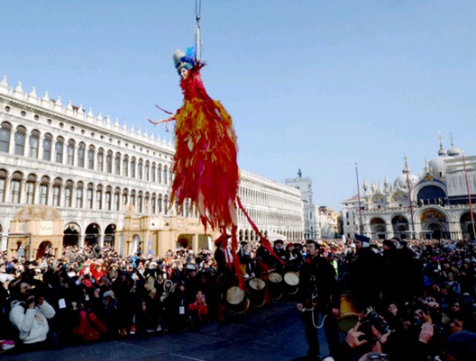 Coup d’envoi du plus célèbre carnaval du monde / Festival de couleur et merveilles à Venise