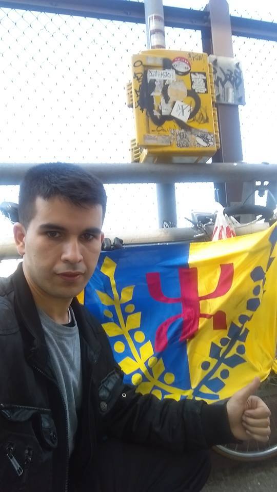 New York : le jeune Salem Aomari brandit le drapeau kabyle sur le Queensboro Bridge