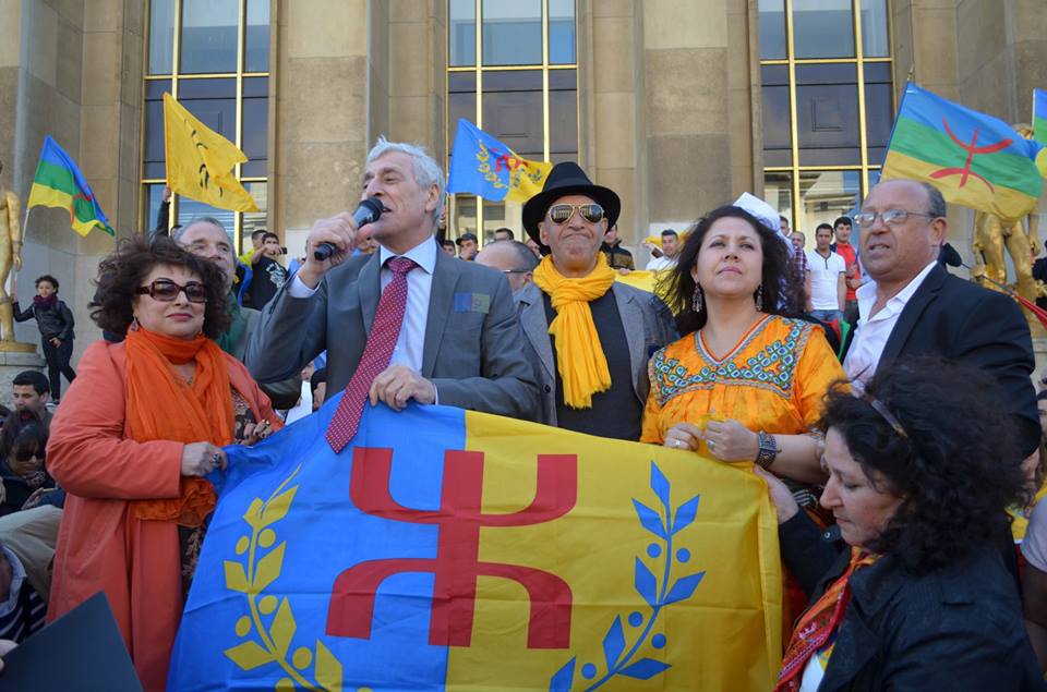 Serment d'allégeance au drapeau kabyle lors de sa levée officielle dans la Diaspora au Trocadéro