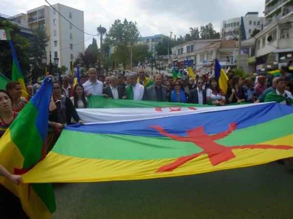 La marche du RCD à Tizi-Ouzou avec à la tête son président Mohcine Bellabes, ce 20 avril 2015 (Photo TSA)