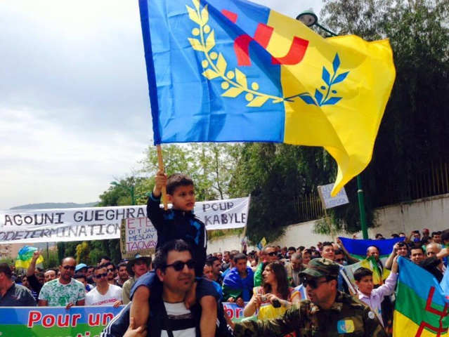Un enfant juché sur les épaules de son père portant le drapeau kabyle, ce 20 avril 2015 à la marche du MAK à Tizi-Ouzou (PH/DR)