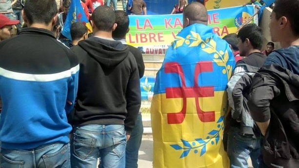 Lever du drapeau kabyle émouvant à Tuvirett (Vidéo)