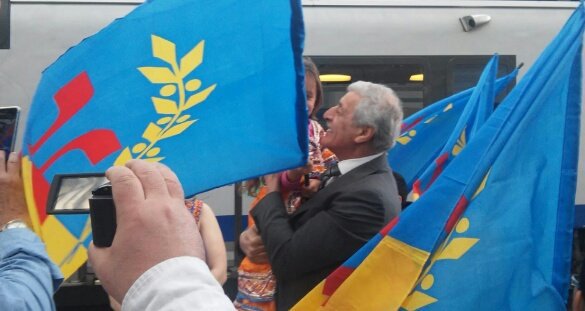 Ferhat Mehenni lors à la première levée oficcielle du drapeau kabyle sur le parvis des droits de l'Homme au Trocadéro (PH/DR.archives)