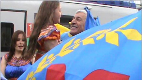 Ferhat Mehenni, Président du Gouvenement Provisoire Kabyle (Anavad) ,  lève le drapeau kabyle à Evian