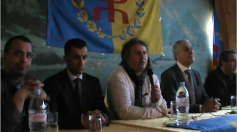 Ferhat Mehenni, Président du Gouvenement Provisoire Kabyle (Anavad) ,  lève le drapeau kabyle à Evian