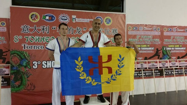 Amazigh Zenia, champion du monde en Shou Bo remporte deux nouvelles médailles d'or en, brandit le drapeau kabyle