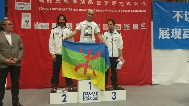 Amazigh Zenia, champion du monde en Shou Bo remporte deux nouvelles médailles d'or en, brandit le drapeau kabyle