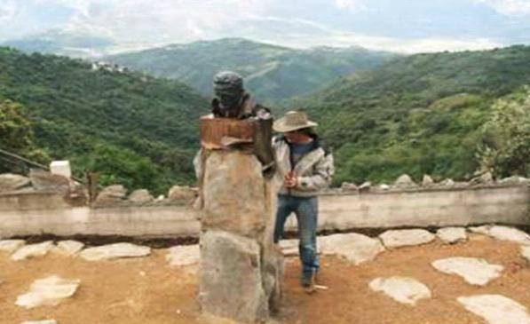 Pour les 30 ans du printemps Amazigh, Olivier Graïne avait réalisé un buste de Dda Lmulud, installé en stèle à At Yenni en 2010 (PH/Le Matin.DZ))