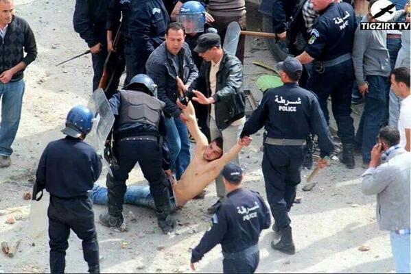la police algérienne à Tizi-Ouzou le 20 avril 2014 en train de lyncher un jeune manifestant kabyle, lors de la répression de la manifestation du MAK ( PH/DR/Archives)