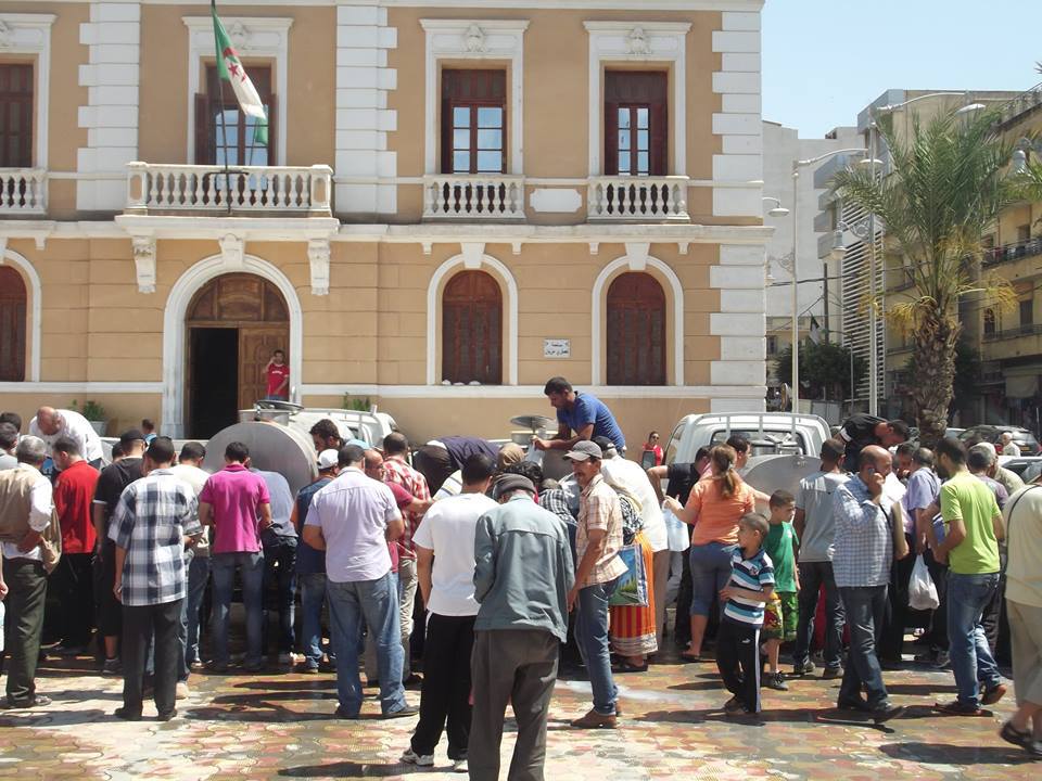 Distribution gratuite de lait à Tizi-Ouzou / Les éleveurs protestent contre la politique de l'Etat algérien