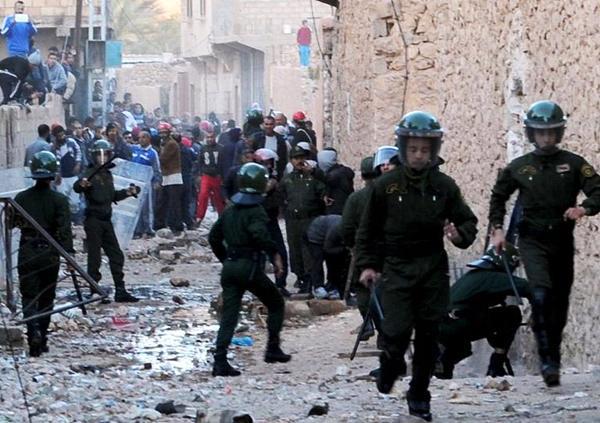 Ici c'est la gendarmerie algérienne qui est aux côtés des chaâmbas dans un raid contre les mozabites (PH/DR)