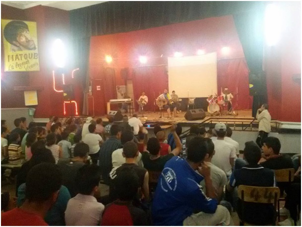 At Weɣlis : Anay aqvayli refden-tt imawlan-is s tayri d yisseɣ.