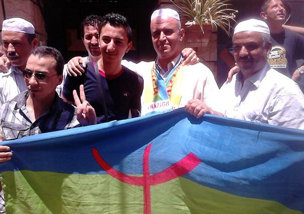En Kabylie / Kameleddine Fekhar et d'autres militants du Mouvement pour l'autonomie du Mzab avec des militants jeunes kabyles (PH/DR)