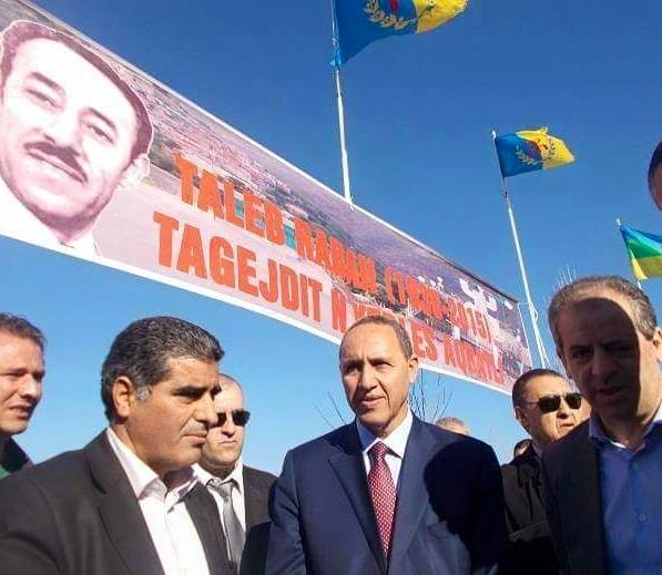 Les ministres algériens Azzedine Mihoubi et Ould Ali El Hadi et le wali de T-O, Brahim Merad, sous la haie de drapeaux kabyles, à Tizit, Kabylie, le 23/12/2015 (PH/DR)