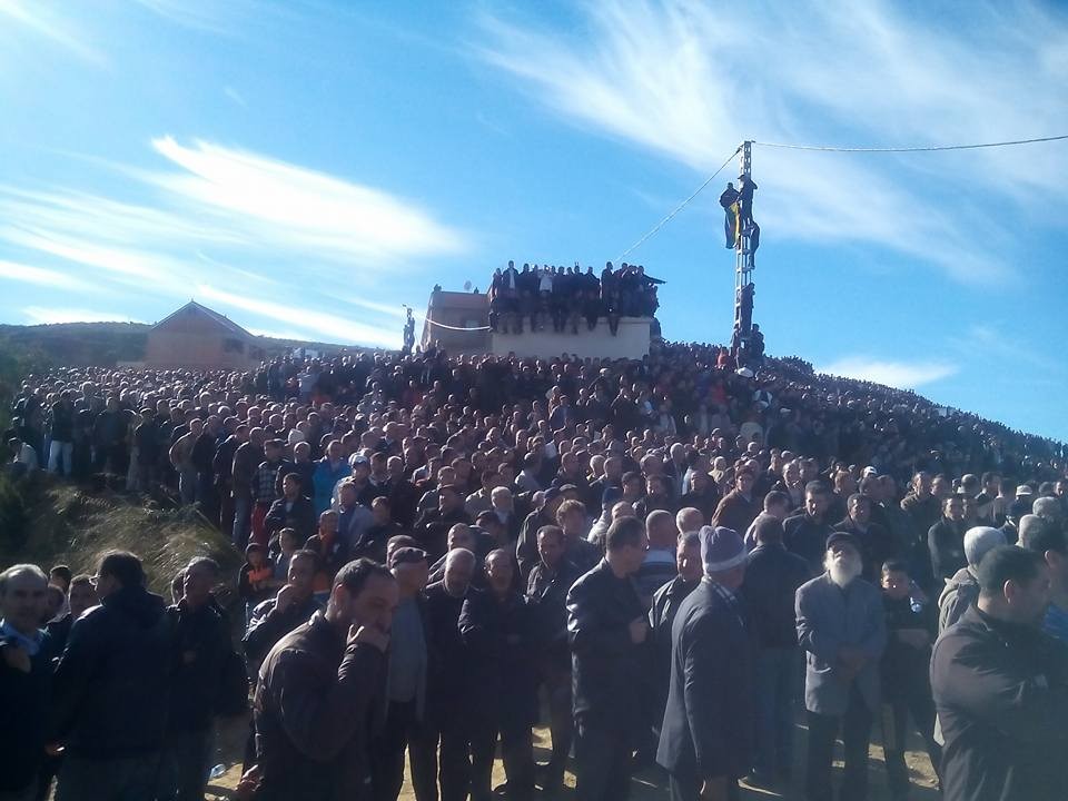 Hocine Ait-Ahmed : Des funérailles populaires malgré la récupération de la "police politique" algérienne