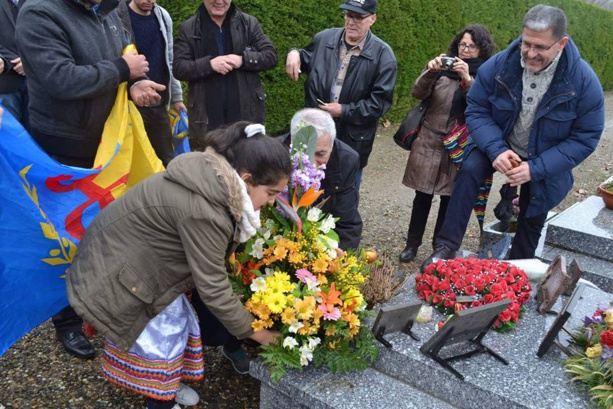 Recueillement de Ferhat Mehenni sur la tombe de l'aède kabyle, Slimane Azem