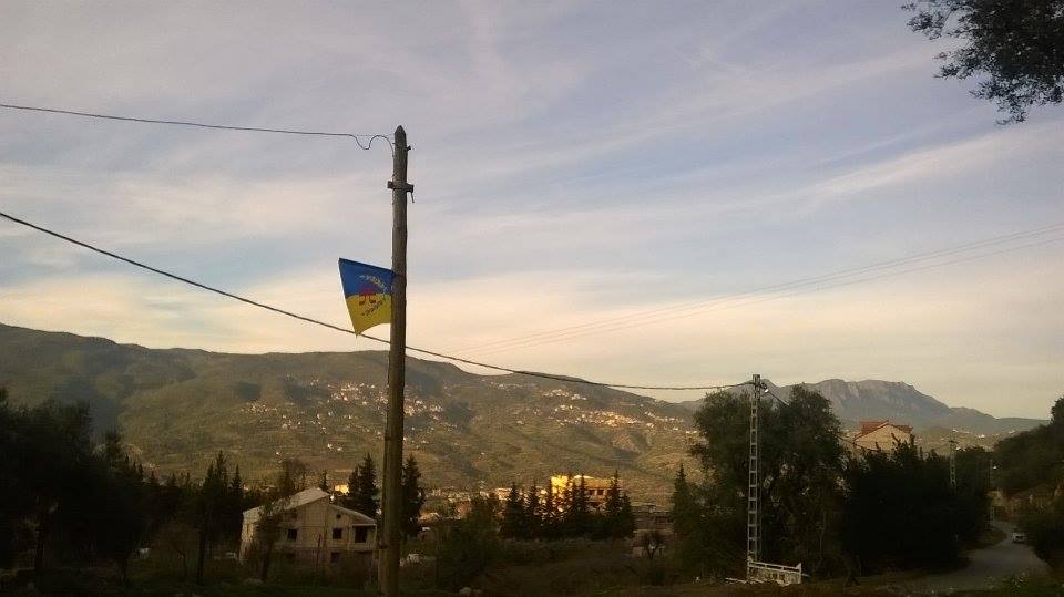 Vgayet : Le drapeau Kabyle hissé à Akabiou a été retiré par des suppôts du pouvoir algérien