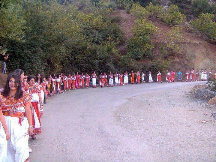 Le 25 avril 2013, les jeunes filles du lycée mixte de Leqser défiaient l'interdiction de porter une robe kabyle 