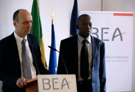 Rémy Jouty (g), directeur du BEA, et le président de la commission d'enquête du Mali, N'Faly Cissé (d), lors d'une confrence de presse au Bourget près de Paris, le 22 avril 2016 (PH/AFP)