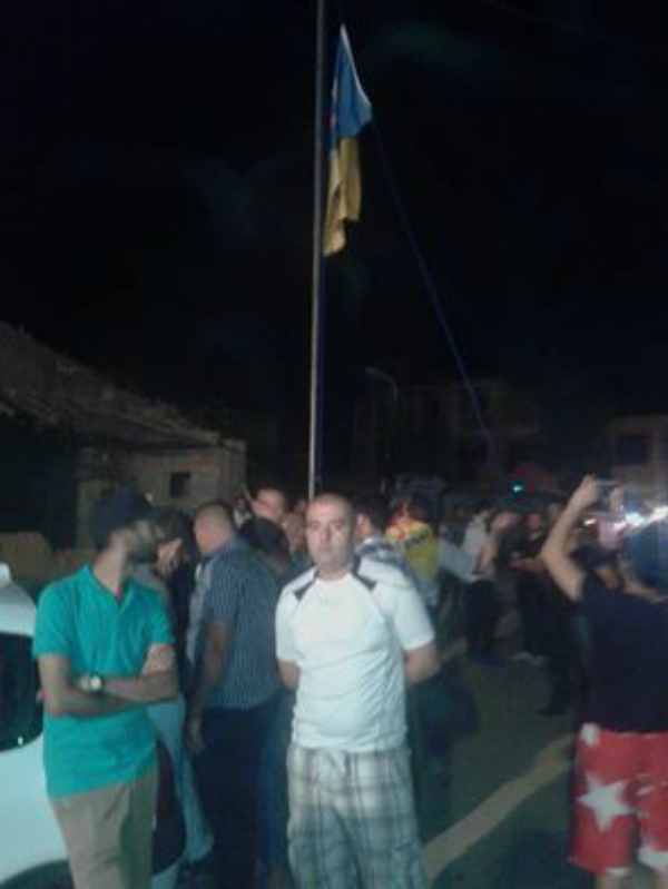 Lever du drapeau national kabyle à Agwni, village de Tarihant (PH/DR)