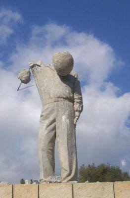 L'association Tagmats dément le saccage de la stèle de Matoub Lounes